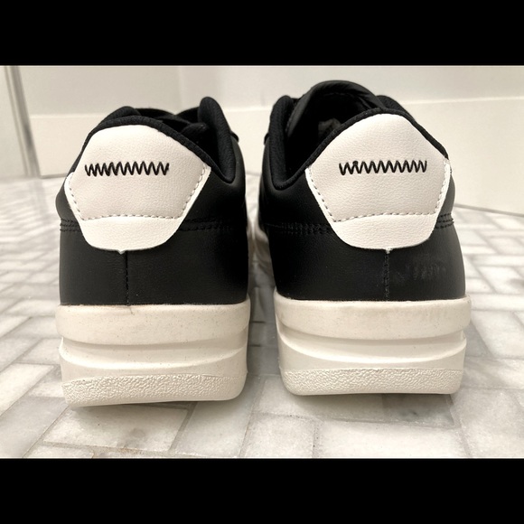 STEVE MADDEN BLACK RUNNERS- Size 8 - Picture 5 of 9